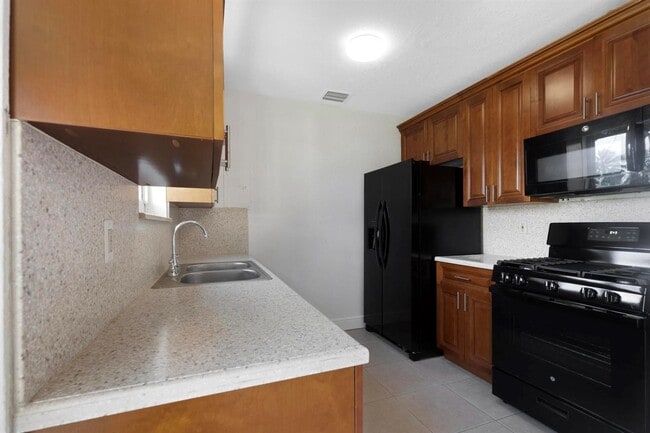 585 NW 182nd Ter in Miami, FL - Foto de edificio - Building Photo