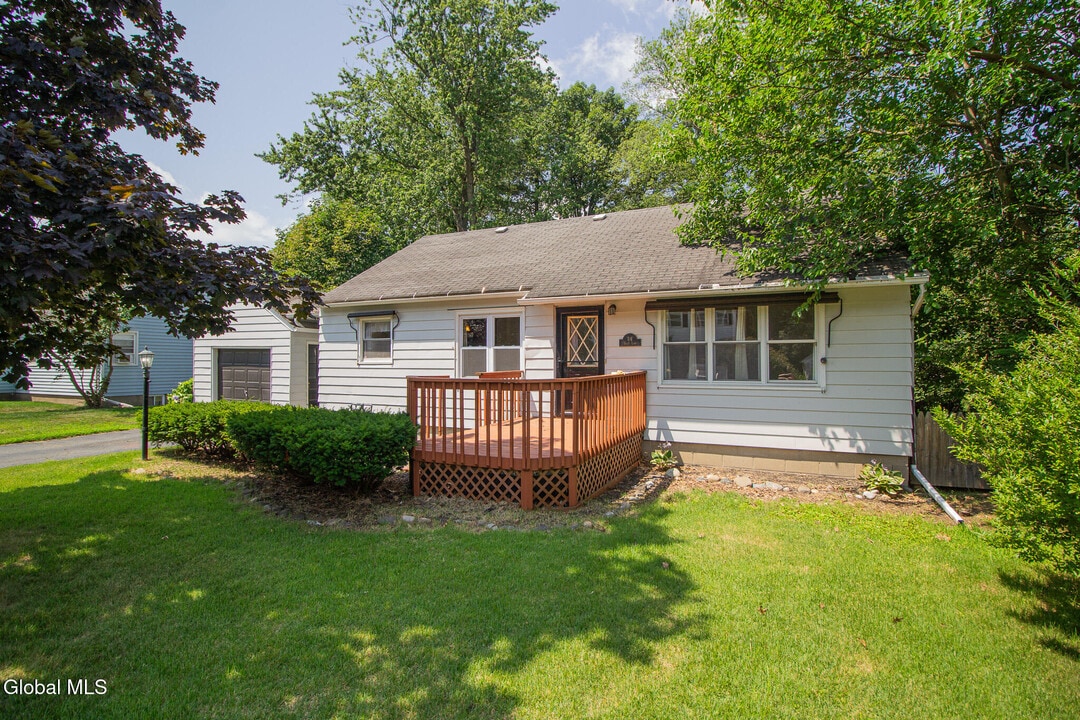 14 Holly Ln in Latham, NY - Building Photo