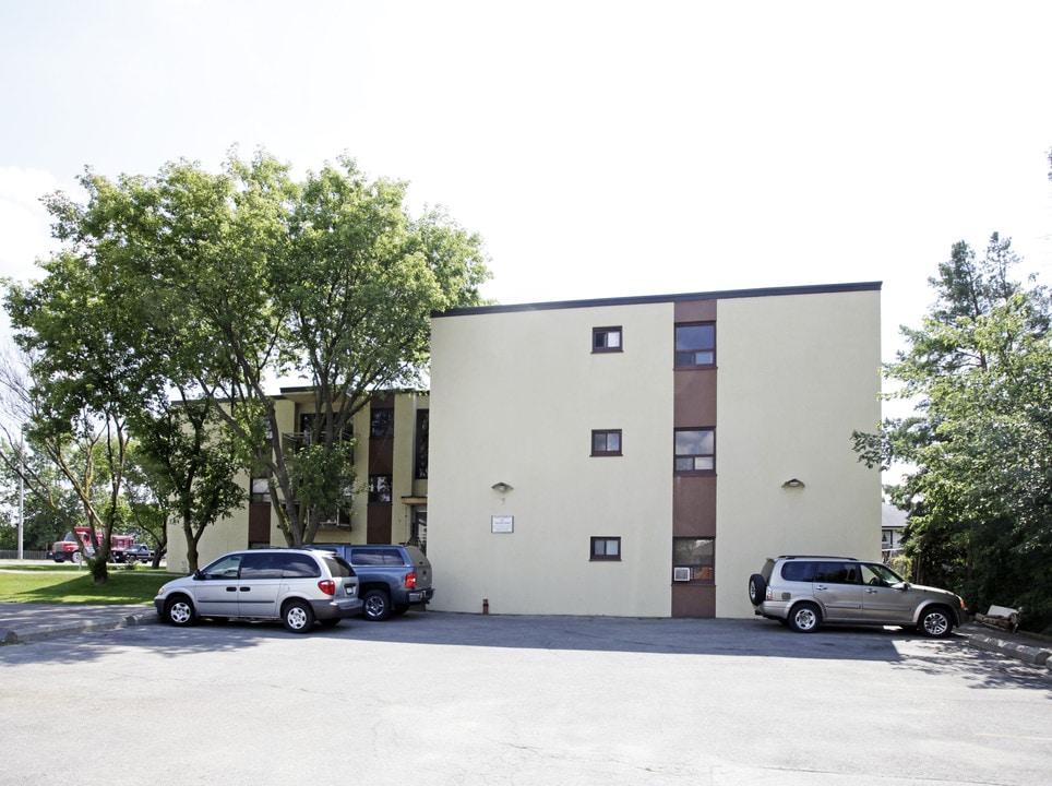 16 William St in Caledon, ON - Building Photo