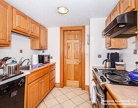 89 Myrtle St, Unit A in Boston, MA - Building Photo - Building Photo