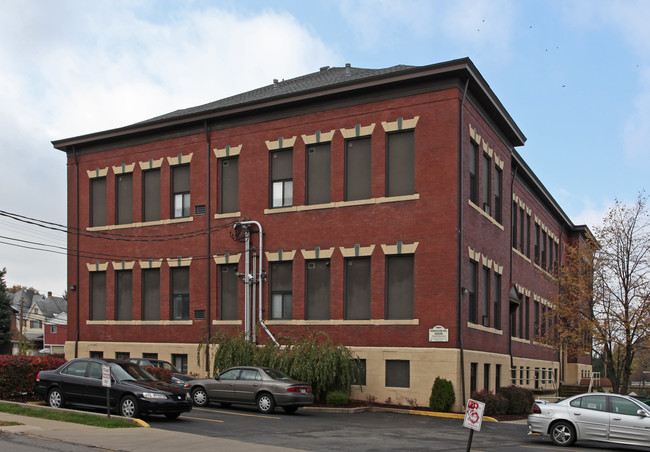 McKneesport Elderly Apartments in McKeesport, PA - Foto de edificio - Building Photo