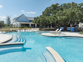 Water's Edge Apartments in Salado, TX - Foto de edificio - Building Photo