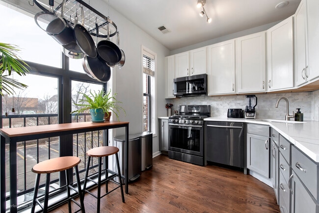 1816 N Spaulding Ave, Unit 5 in Chicago, IL - Building Photo - Building Photo
