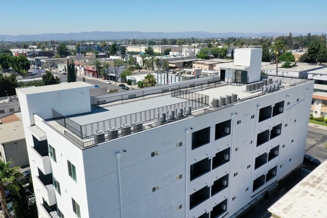 8802 Van Nuys Blvd in Panorama City, CA - Foto de edificio - Building Photo