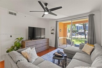 6831 SW 44th St in Miami, FL - Building Photo - Building Photo