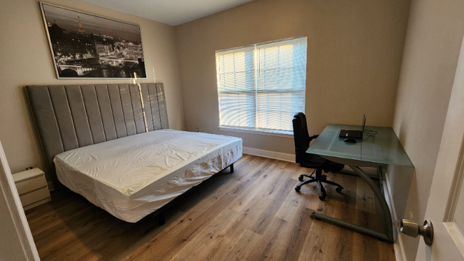 property at 10 Delmar Ln NW