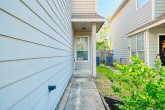 2831 Hackamore Hollow Ln in Houston, TX - Foto de edificio - Building Photo