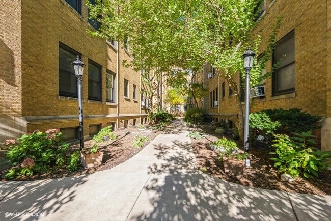 630 W Waveland Ave in Chicago, IL - Building Photo - Building Photo