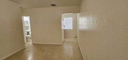 535 SW 4th St, Unit 1 in Miami, FL - Building Photo - Building Photo