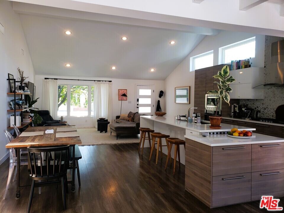 10737 Richland Ave in Los Angeles, CA - Building Photo
