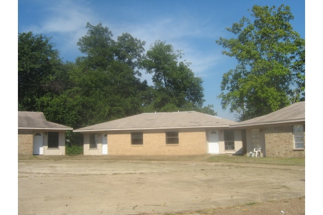 155 N Walnut St in Blossom, TX - Building Photo - Building Photo