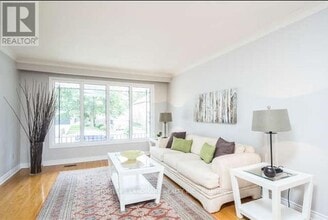 275 Hounslow Ave in Toronto, ON - Building Photo - Building Photo