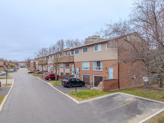 3025 Cedarglen Gate in Mississauga, ON - Building Photo - Building Photo