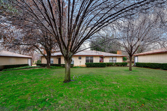 Foxfire Apartment Homes in Denton, TX - Foto de edificio - Building Photo