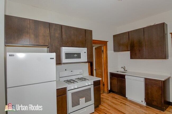 2457 W Rice St, Unit A05C in Chicago, IL - Building Photo - Building Photo