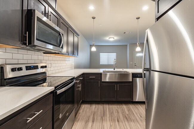 Masterpiece Parke in Bakersfield, CA - Building Photo - Interior Photo