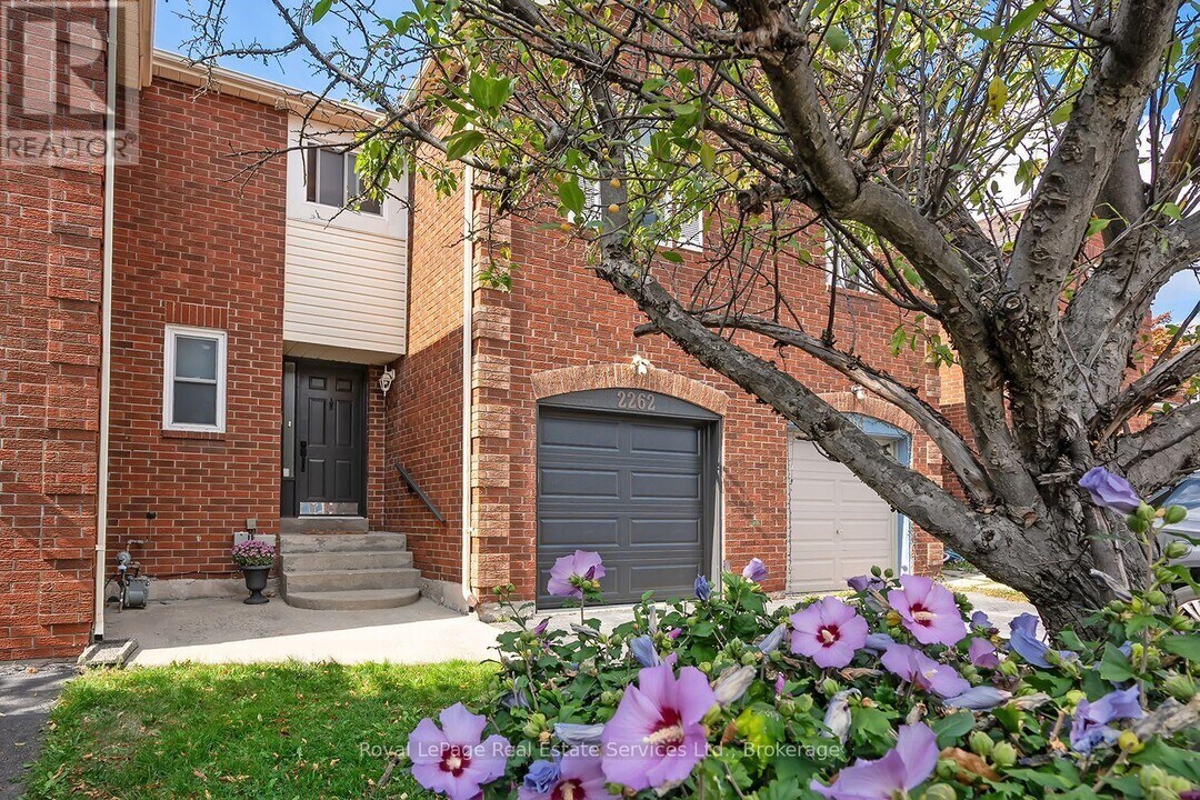 2262 Margot St in Oakville, ON - Building Photo
