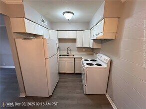 555 S Royal Crest Cir in Las Vegas, NV - Building Photo - Building Photo