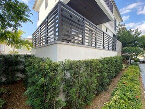 8248 NW 48th Ter in Doral, FL - Building Photo - Building Photo
