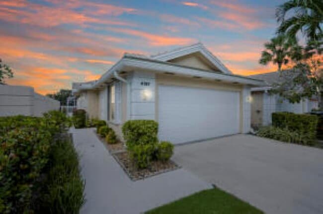 4197 Royal Oak Dr in Palm Beach Gardens, FL - Building Photo - Building Photo