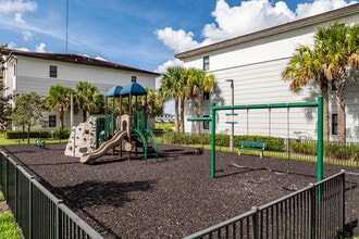 Vista Lago Apartments in Miami Gardens, FL - Foto de edificio - Building Photo