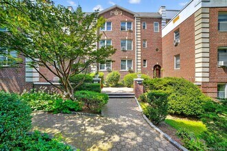 824 Palmer Rd in Bronxville, NY - Building Photo - Building Photo