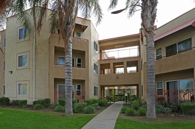 Porterville Family Apartments in Porterville, CA - Foto de edificio - Building Photo