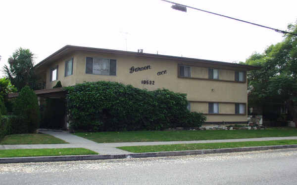 Garden Terrace in Downey, CA - Foto de edificio