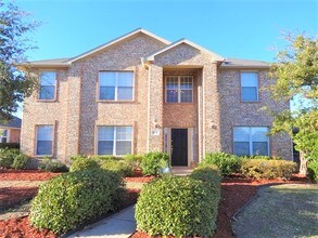 210 Trees Dr in Cedar Hill, TX - Foto de edificio - Building Photo