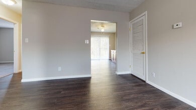 Williamsburg Village in Knoxville, TN - Building Photo - Building Photo