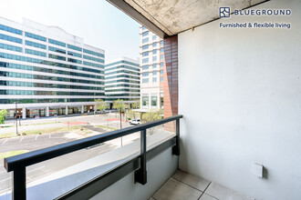 3030 Potomac Ave, Unit FL3-ID1027 in Arlington, VA - Foto de edificio - Building Photo