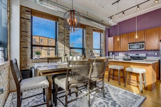 1701 NE Madison St in Minneapolis, MN - Foto de edificio - Building Photo