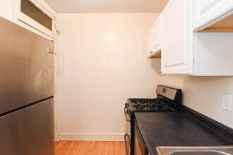 1421 W Hutchinson St, Unit J04P in Chicago, IL - Foto de edificio - Building Photo