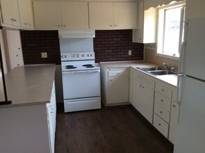 1948 Marsh Ln in Medford, OR - Building Photo - Building Photo