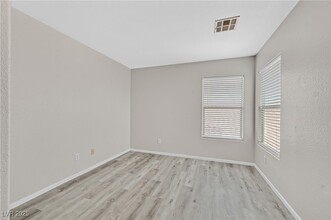4905 Shady Rim Ct in Las Vegas, NV - Foto de edificio - Building Photo