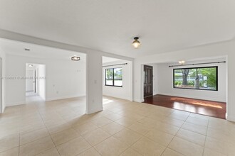 10670 SW 87th Ave in Miami, FL - Building Photo - Building Photo