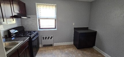 56 S Munn Ave in East Orange, NJ - Building Photo - Building Photo