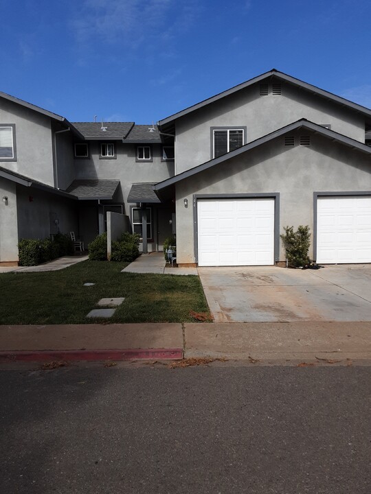 144 Brookridge Dr in Red Bluff, CA - Foto de edificio