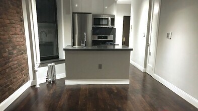 246 Mott St, Unit 9 in New York, NY - Foto de edificio - Building Photo