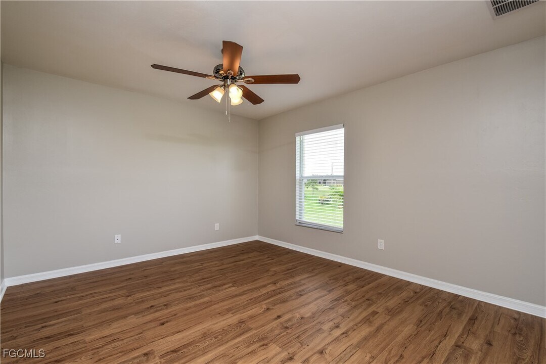 2229 NW Juanita Pl in Cape Coral, FL - Foto de edificio