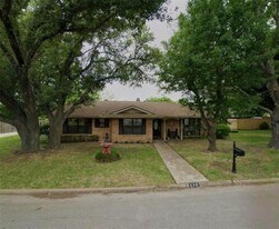 116 Lumpkin in Ennis, TX - Building Photo
