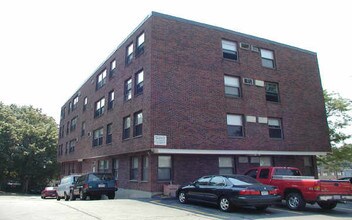 122 Main St in Stoneham, MA - Foto de edificio - Building Photo