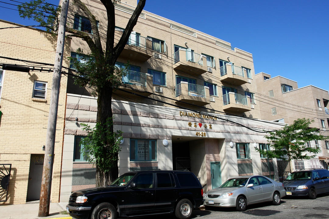 4128 Haight St in Flushing, NY - Building Photo