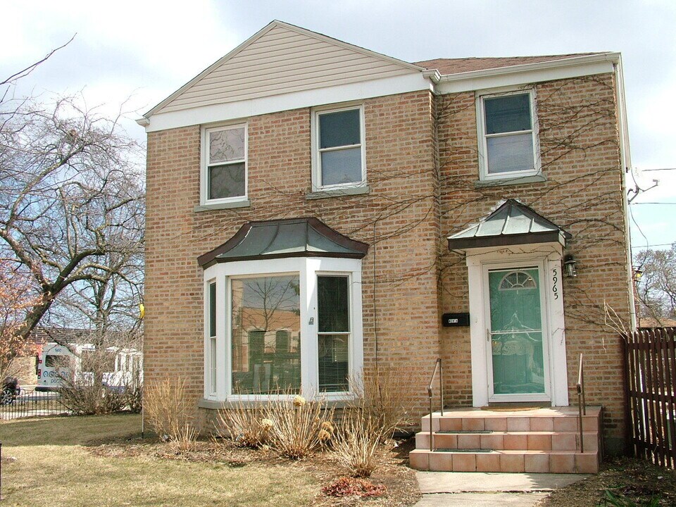 5965 W Touhy Ave in Chicago, IL - Building Photo