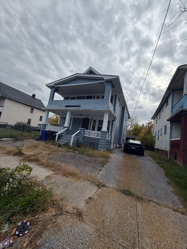 12706 Parkhill Ave in Cleveland, OH - Foto de edificio - Building Photo