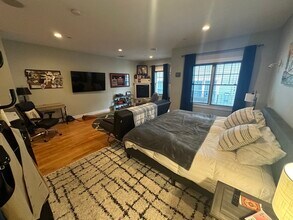 345 W Broadway, Unit 8 in Boston, MA - Building Photo - Building Photo