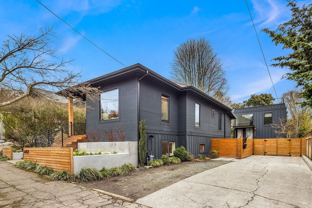 4408 Thackeray Pl NE in Seattle, WA - Building Photo
