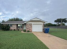 5 NE 3rd St in Tuttle, OK - Building Photo