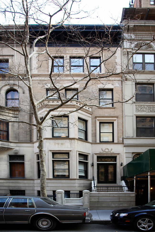 25 W 69th St in New York, NY - Building Photo - Building Photo