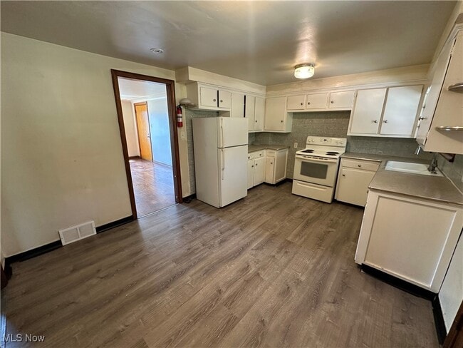 28 W Boston Ave in Youngstown, OH - Foto de edificio - Building Photo